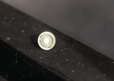 Botón golpe genérico fabricado en latón respaldo aluminio